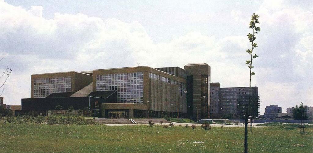 Obchodný dom Ružinov v roku 1985 po otvorení.