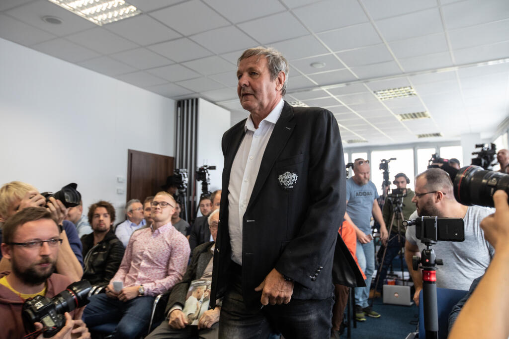 Najväčšie perly z tlačovej konferencie Jána Kozáka po jeho konci na reprezentačnej lavičke - „Neviem si predstaviť budúcnosť bez Dúbravku, Škriniara, Lobotku, Vlada Weissa, takže som sa rozhodol ukončiť moje pôsobenie pri reprezentácii. Zavolal som pána prezidenta a nepovedal som mu dôvody, lebo sú to 'jeho deti' a ranil by som ho. Poplakali sme si, rozlúčili sme sa, s hráčmi iba s tými, ktorých som stretol pri ceste do auta. Nechcel som ísť do Švédska s týmito hráčmi a usmievať sa."