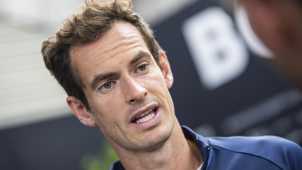 Britský tenista Andy Murray odpovedá na otázky novinárov počas tlačovej konferencie počas turnaja ATP v Štuttgarte v pondelok 6. júna 2022.