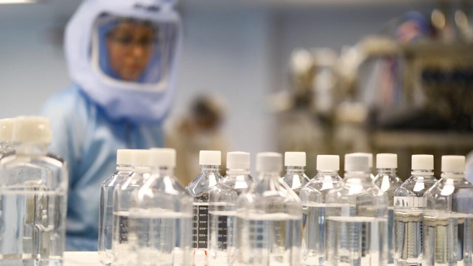 Na snímkach výskumné laboratórium nemeckej firmy BioNTech pri vývoji vakcíny.