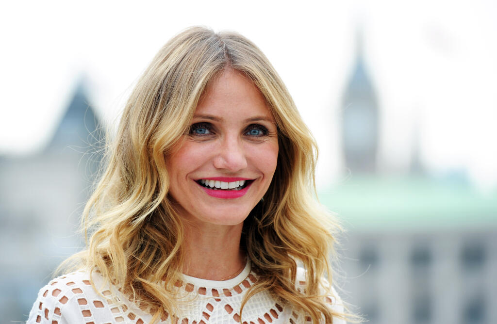 Cameron Diaz (48)
Mladučkú Cameron zlákal modeling, už v 16-tich sa mu oddala na plný úväzok. Čoskoro uspela aj na prvom hereckom konkurze a stala sa jednou z najznámejších romanticko-komediálnych herečiek. Aktuálne je na predčasnom umeleckom dôchodku a venuje sa rodine.