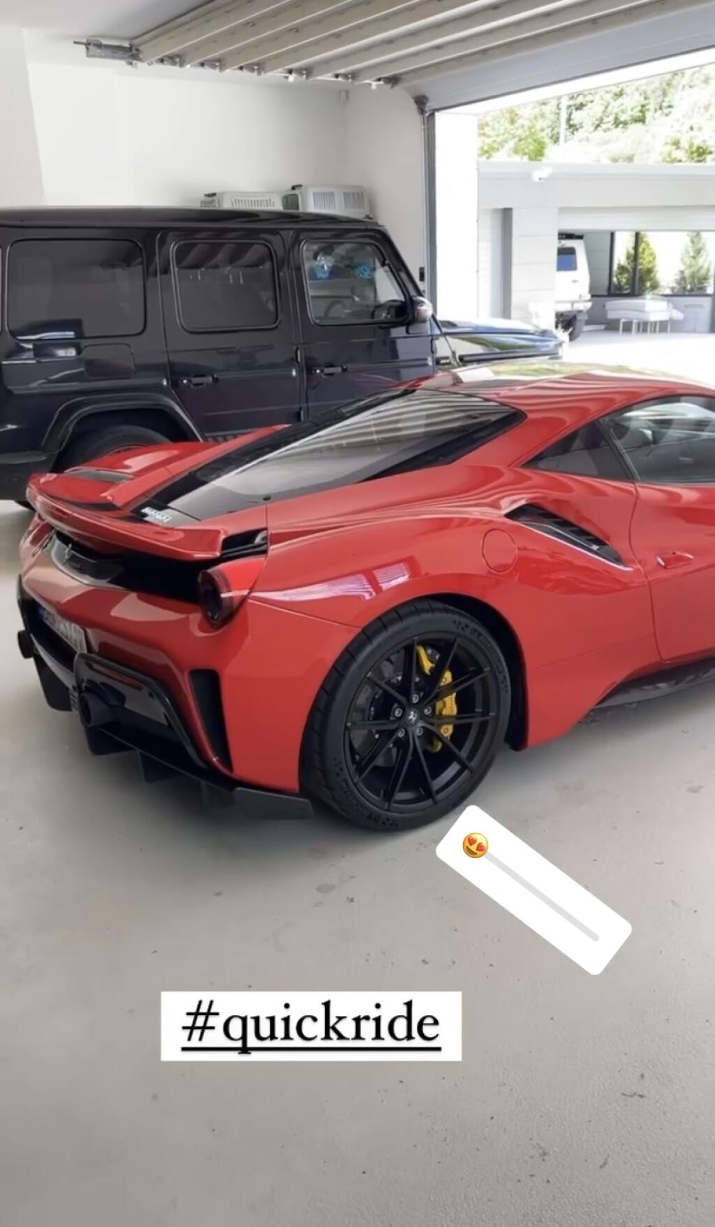 Hamšík ukrýva v garáži svojej luxusnej vily takéto poklady. Červené Ferrari mu v tichosti závidí nejeden priaznivec.