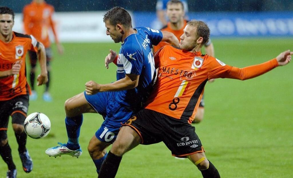 Sprava Martin Jurkemik z Ružomberka a Andrej Hodek zo Zlatých Moraviec počas zápasu 1. kola slovenskej futbalovej Corgoň ligy medzi MFK Ružomberok a ViOn Zlaté Moravce.