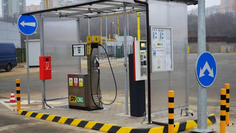 Plniace stanice CNG pôsobia popri benzínkach ako chudobní príbuzní. Často sú na dvoroch autobusových staníc.