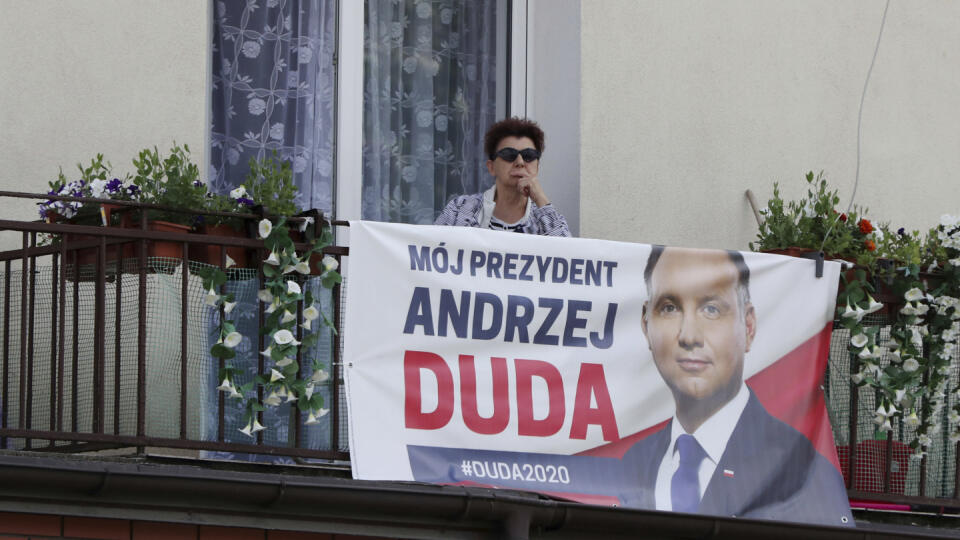 KK12 Raciaz - Na snímke volebný plagát kandidáta na poľského prezidenta v 2. kole prezidentských volieb, súčasného poľského prezidenta Andrzeja Dudu, visí na balkóne 9. júla 2020 v poľskom meste Raciaz. Druhé kolo prezidentských volieb v Poľsku sa uskutoční v nedeľu 12. júla 2020. FOTO TASR/AP
A campaign poster for contender in Poland's key presidential election runoff Sunday, incumbent conservative president, Andrzej Duda, who is seeking reelection, against liberal rival , Warsaw mayor, Rafal T