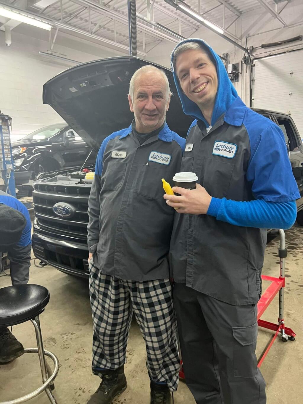 Títo mechanici sa starajú o jeho nového tátoša.