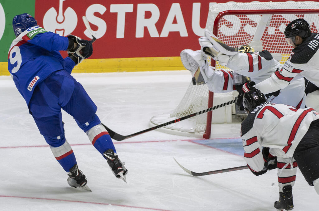 Na snímke zľava Michal Ivan (Slovensko) a brankár Logan Thompson (Kanada) v zápase základnej A - skupiny Slovensko - Kanada na 85. majstrovstvách sveta v ľadovom hokeji v Helsinkách v pondelok 16. mája 2022.