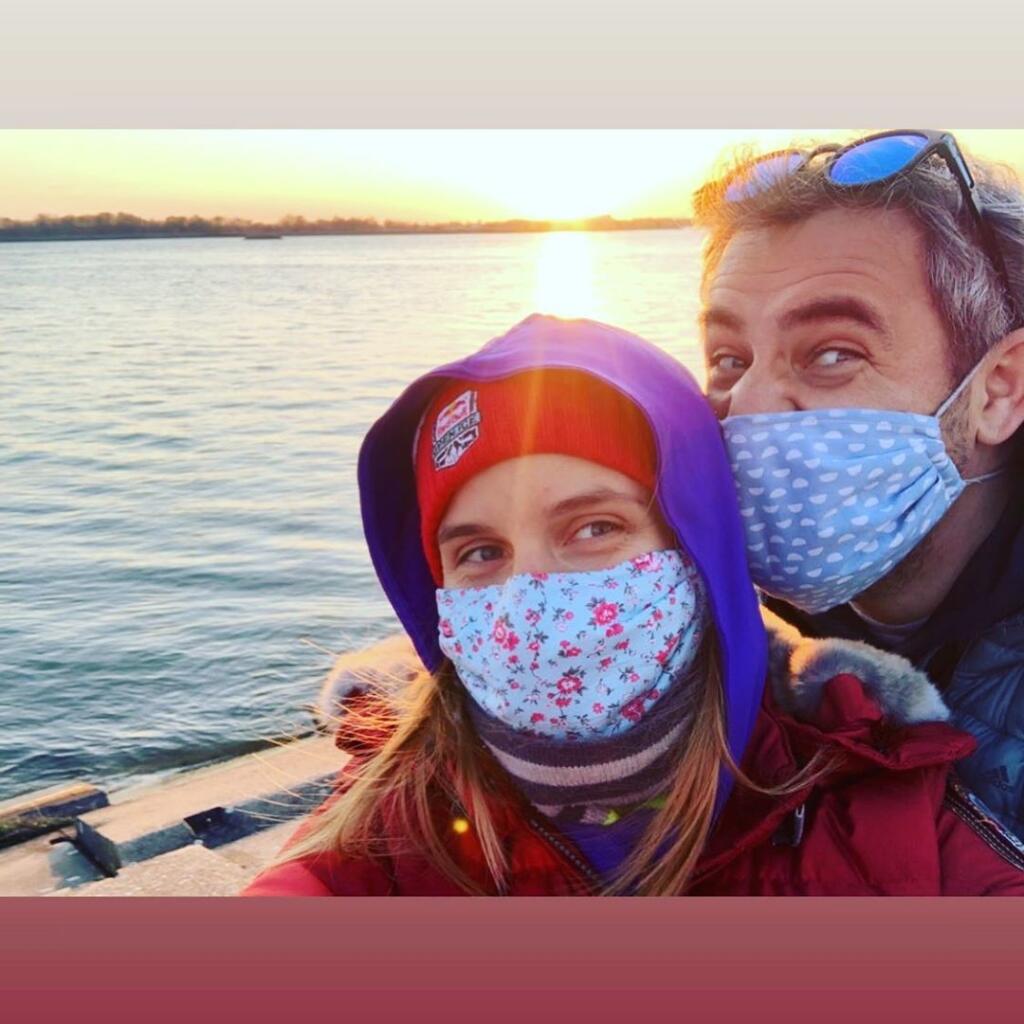 Nela aj Filip sa chránia rúškami aj v prírode.