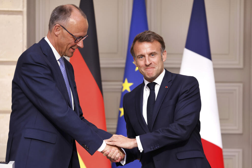 KK61 Paríž - Nový nemecký kancelár Friedrich Merz (vľavo) a francúzsky prezident Emmanuel Macron (vpravo) si podávajú ruky na konci tlačovej konferencie v Elyzejskom paláci v Paríži v stredu 7. mája 2025. FOTO TASR/AP 
German Chancellor Friedrich Merz, left, and French President Emmanuel Macron shake hands at the end of a joint press conference following their meeting at the Elysee palace in Paris Wednesday, May 7, 2025.(Ludovic Marin, Pool via AP)