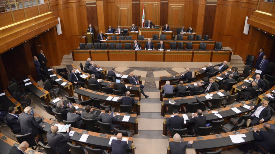 JB 27 Bejrút - Libanonskí poslanci a ministri vrátane libanonského premiéra Nadžíba Míkátího (uprostred) a predsedu libanonského parlamentu Nabíha Barrího (hore uprostred) počas zasadnutia libanonského parlamentu v Bejrúte 18. októbra 2022. Libanonský parlament sa tretíkrát pokúsi zvoliť nového prezidenta krajiny. Súčasnej hlave štátu Michelovi Aúnovi končí funkčné obdobie 31. októbra. FOTO TASR/AP
In this photo released by the Lebanese Parliament media office, Lebanese lawmakers and some minis