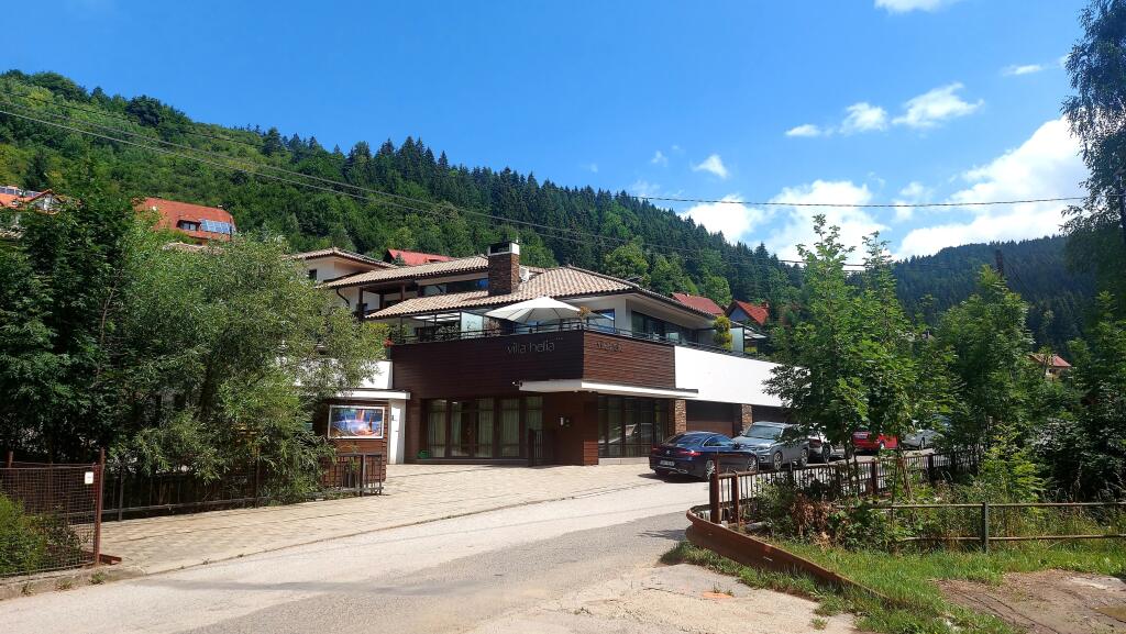Penzión je situovaný rovno pod lesom, pričom do centra Dolného Kubína to majú návštevníci len na skok.
