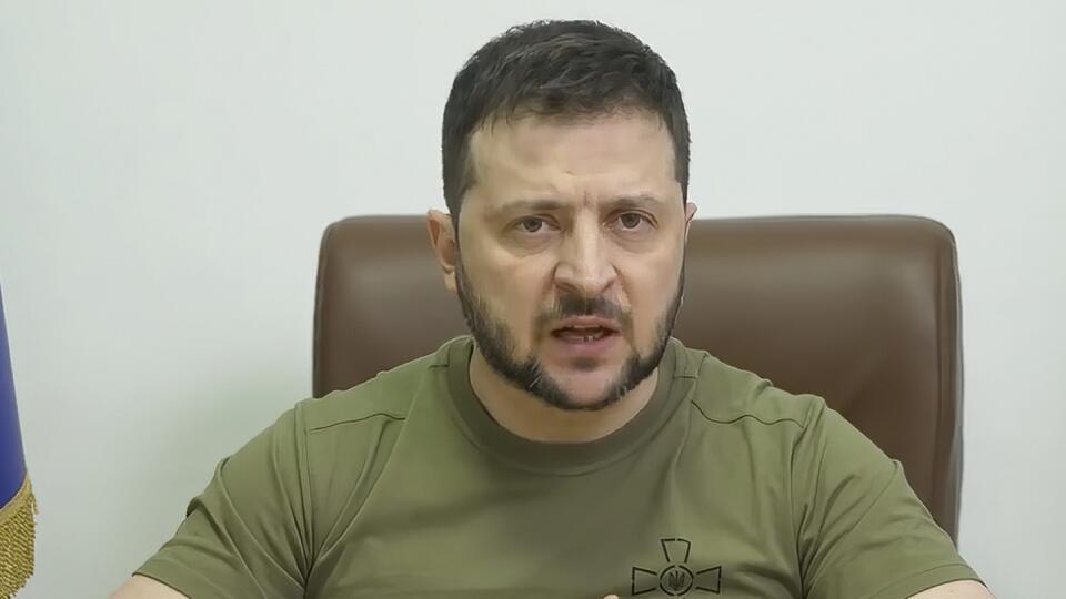 Ukrajinský prezident Volodymyr Zelenskyj sa prihovára k občanom počas svojho pravidelného videoposolstva z Kyjeva v nedeľu 17. apríla 2022. Zelenskyj kritizoval meškanie dodávok zbraní pre svoju krajinu. Upozornil, že