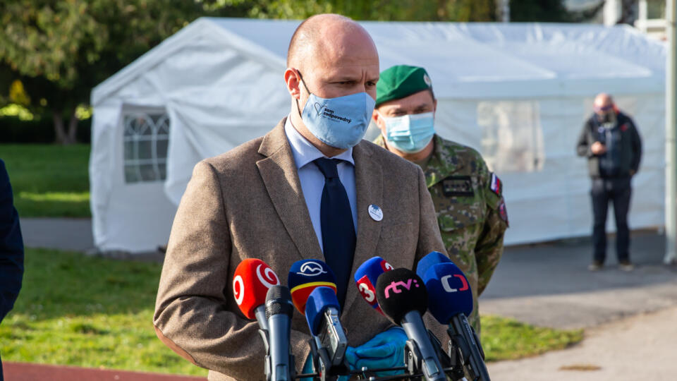 Na snímke je minister obrany Jaroslav Naď počas tlačovej konferencie k prvému dňu testovania na Orave.