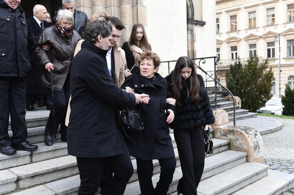 Truhlu z kostola vyniesla štvorica mužov. Za nimi kráčal Jágr s mamou Annou a priateľkou Dominikou.