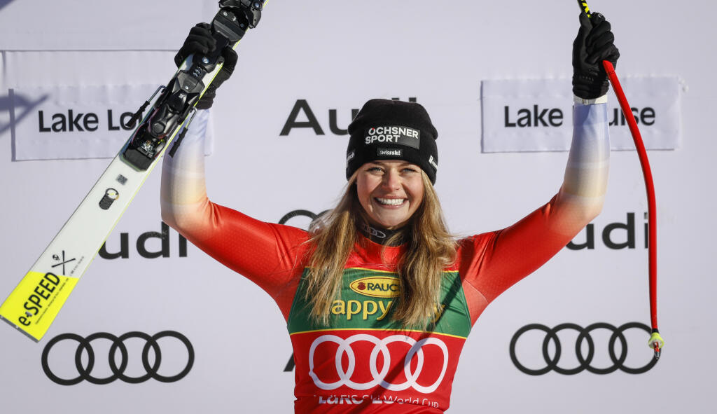 Tretia v poradí je známa švajčiarska lyžiarka Corinne Suterová, ktorá si síce zarobila o trochu menej, ako Shiffrinová, no stále je v riadnom balíku.