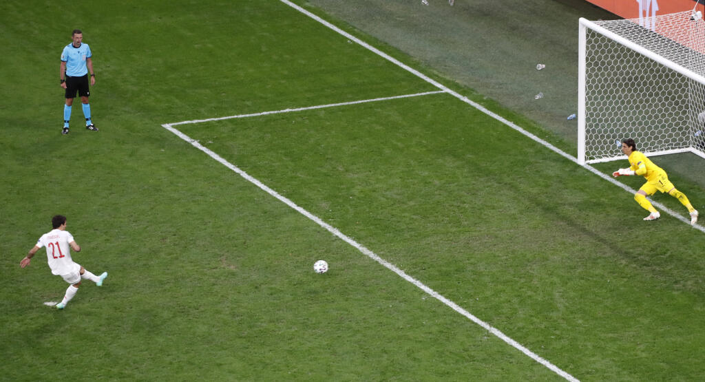 JB 46 Petrohrad - Španielsky hráč Mikel Oyarzabal (vľavo) strieľa víťazný gól z penalty v zápase štvrťfinále Švajčiarsko - Španielsko na EURO 2020 vo futbale v Petrohrade 2. júla 2021. FOTO TASR/AP
Spain's Mikel Oyarzabal, left, scores the winning penalty during the Euro 2020 soccer championship quarterfinal match between Switzerland and Spain at Saint Petersburg Stadium in St. Petersburg, Russia, Friday, July 2, 2021. (Anton Vaganov/Pool via AP)