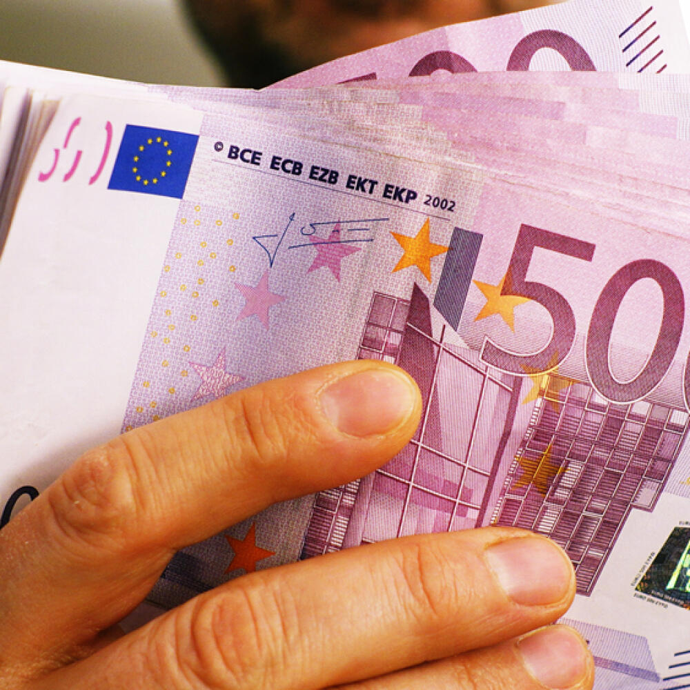 A,Rich,Man,Shows,10,000,Euros,In,Many,500,Euro
