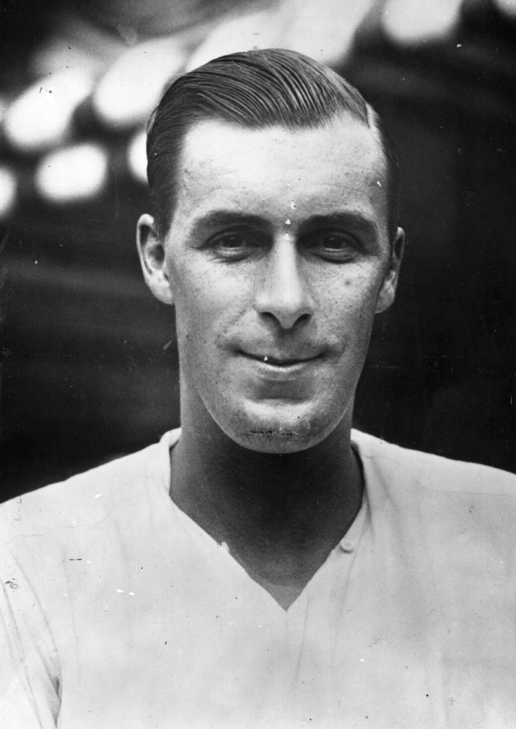 Bill Tilden (USA) Správy o sexuálnej orientácii 10-násobného grandslamového víťaza z medzivojnovej éry sú zahalené rúškom tajomstva. Po ukončení kariéry ho v roku 1946 policajti obvinili z toho, že mal sex v pohybujúcom sa aute so 14-ročným chlapcom. Tilden nemal pri sebe okuliare a podpísal priznanie bez toho, aby si ho prečítal. Strávil sedem a pol mesiaca vo väzení. V tom čase bola homosexualita trestná a o jeho orientácii kolovali rôzne klebety.