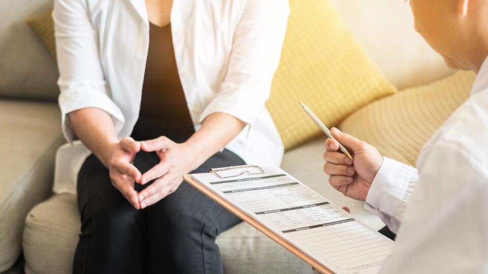 Skutočnosť: Zhruba 70 % žien s diagnostikovaným karcinómom prsníka nemá žiadne chorobné rizikové faktory. Riziká rodinnej anamnézy sú však tieto: Ak sa vyskytne u príbuzných, ako sú rodič, súrodenec alebo dieťa-, prvý stupeň rakoviny prsníka, riziko vzniku ochorenia sa zdvojnásobí. Riziko sa zvyšuje v prípade, že máte dvoch príbuzných s prvým stupňom tohto ochorenia.