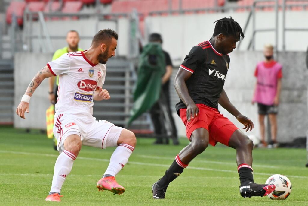 Na snímke vpravo hráč Trnavy Bamidele Yusuf a hráč Sepsi Radoslav Dimitrov bojujú o loptu počas zápasu 2. predkola Európskej konferenčnej ligy medzi FC Spartak Trnava a Sepsi OSK v Trnave vo štvrtok 22. júla 2021. FOTO TASR - Lukáš Grinaj