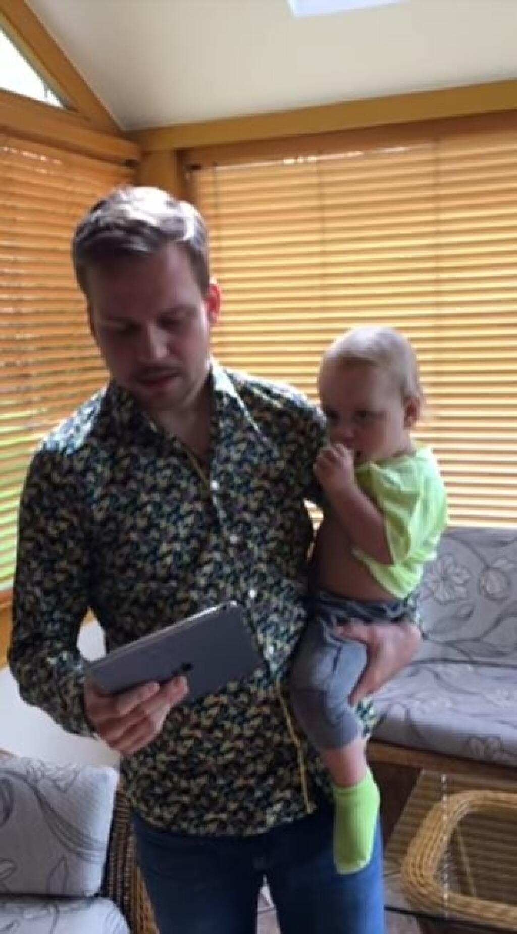 Martin Chodúr muzicíruje na každom poschodí svojho domu v Beskydoch, plného hudobných nástrojov umeleckých diel.