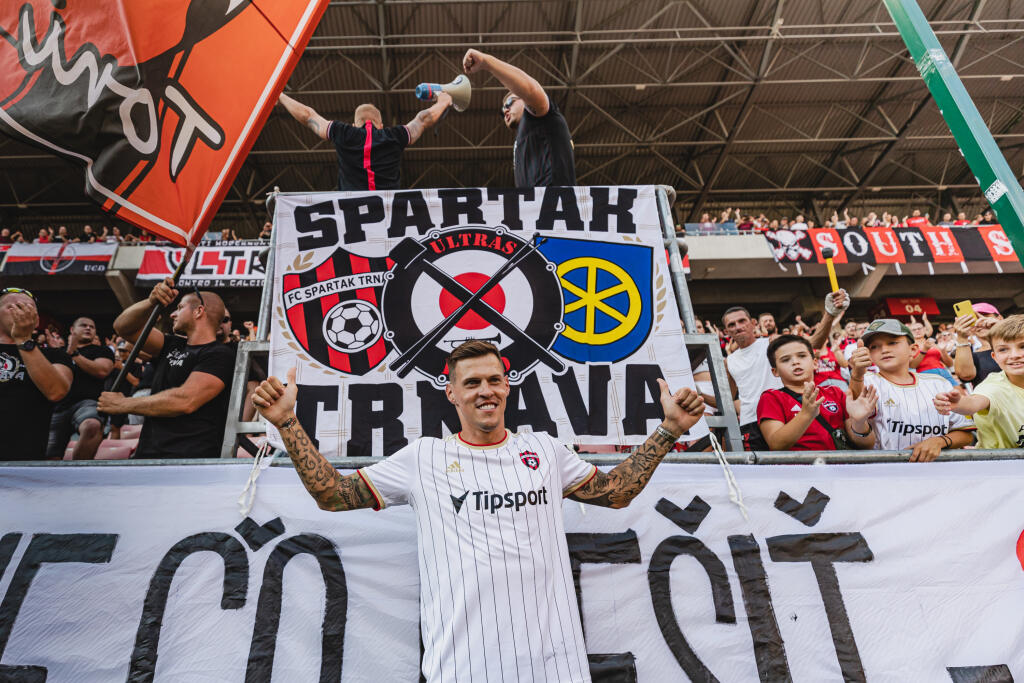 Slovenský futbalový reprezentant Martin Škrtel podpísal na jeden rok zmluvu s futbalovým klubom FC Spartak Trnava. Pred začiatkom zápasu Fortuna ligy medzi domácim Spartakom a Zlatými Moravcami pozdravil fanúšikov na štadióne.
