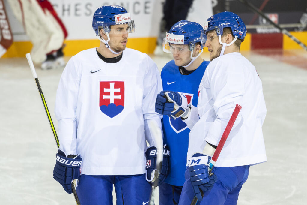 Na snímke zľava slovenskí útočníci Kristián Pospíšil, Martin Faško-Rudáš a Pavol Skalický počas tréningu pred úvodným piatkovým zápasom proti Bielorusku v hale Olympijského športového centra, v ktorej sa budú hrať 84. majstrovstvách sveta v ľadovom hokeji v lotyšskej Rige vo štvrtok 20. mája 2021.