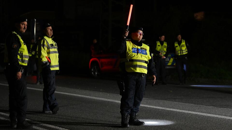 Na snímke príslušníci českej polície počas policajnej kontroly na hraniciach medzi Českou republikou a Slovenskou republikou v českom meste Hodonín vo štvrtok 29. septembra 2022. Česko aj Rakúsko zaviedli dočasné zavedenie kontrol na hraniciach so Slovenskom od polnoci zo stredy na štvrtok. Dôvodom je zvýšená nelegálna migrácia. FOTO TASR - Lukáš Grinaj