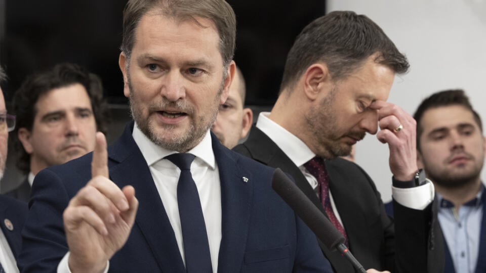 78. schôdza Národnej rady Slovenskej republiky počas ktorej sa poslanci rozhodujú o zotrvaní vlády Eduarda Hegera. Na snímke je tlačovka strany Obyčajní ľudia.