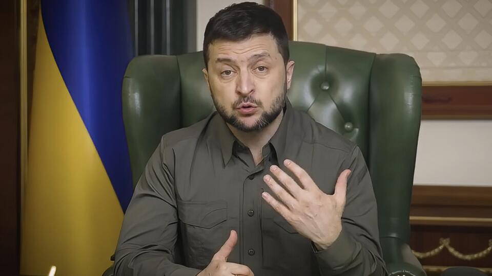 KK9 Kyjev - Na videosnímke ukrajinský prezident Volodymyr Zelenskyj hovorí v Kyjeve 10. apríla 2022. FOTO TASR/AP
In this image from video provided by the Ukrainian Presidential Press Office, Ukrainian President Volodymyr Zelenskyy speaks from Kyiv, Ukraine, Sunday, April 10, 2022. (Ukrainian Presidential Press Office via AP)