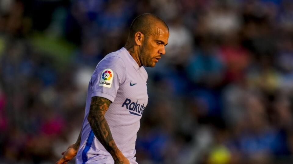 PK 15 Getafe - Na snímke Dani Alves z FC Barcelona spracováva loptu počas zápasu 37. kola španielskej La Ligy FC Getafe - FC Barcelona v Getafe v nedeľu 15. mája 2022. FOTO TASR/AP
Barcelona's Dani Alves controls the ball during a Spanish La Liga soccer match between Getafe and FC Barcelona at the Coliseum Alfonso Perez stadium in Getafe, Sunday, May 15, 2022. (AP Photo/Manu Fernandez)