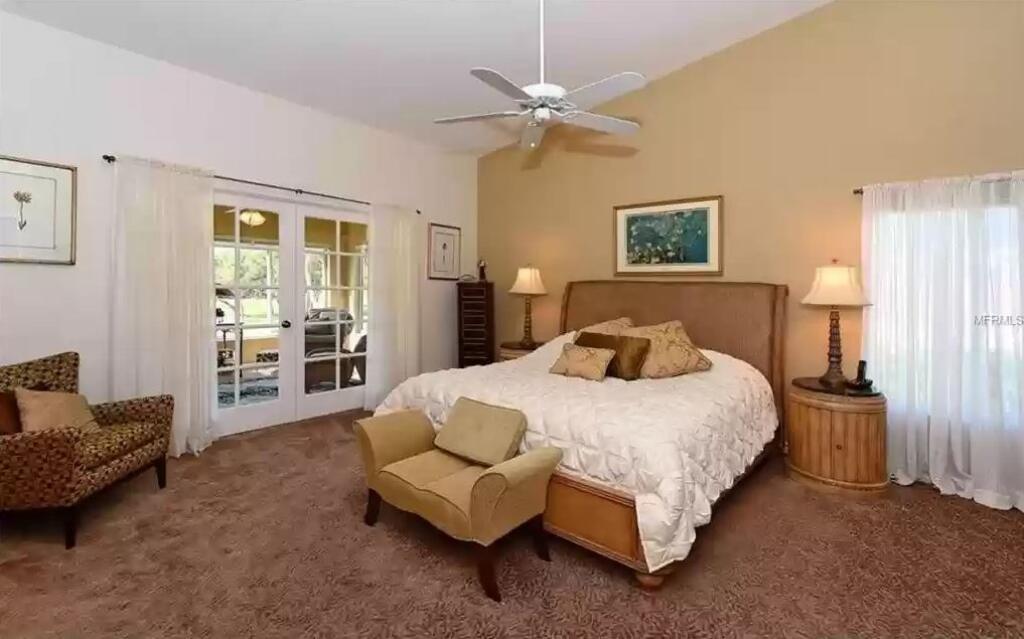 Chára trávil ligovú prestávku na Floride. Po vypuknutí pandémie koronavírususi to namieril do luxusnej štvrte mestečka Longboat Key, kde sa ceny „dvojizbákov“ pohybujú na úrovni milión eur. Podľa clustrmaps.com by mu mal patriť dom na 2057 Harbour Links Dr v Longboat Key.
