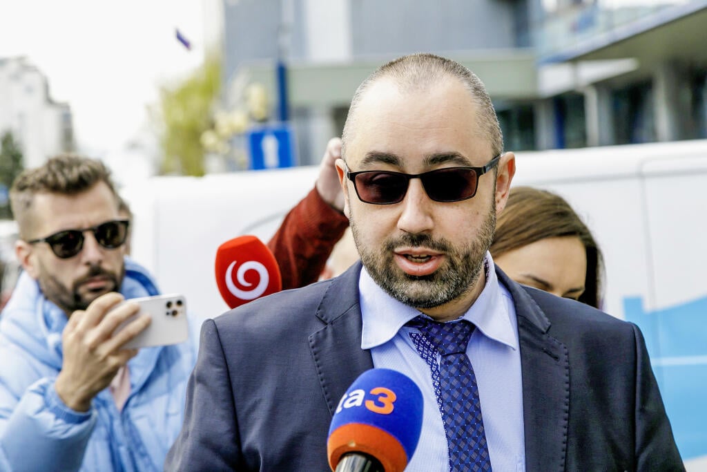 Obhajca obvineného Adama P. Michal Ellinger reaguje na otázky novinárov.
