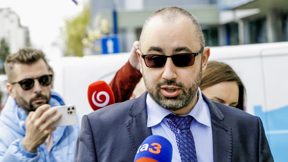 Obhajca obvineného Adama P. Michal Ellinger reaguje na otázky novinárov.
