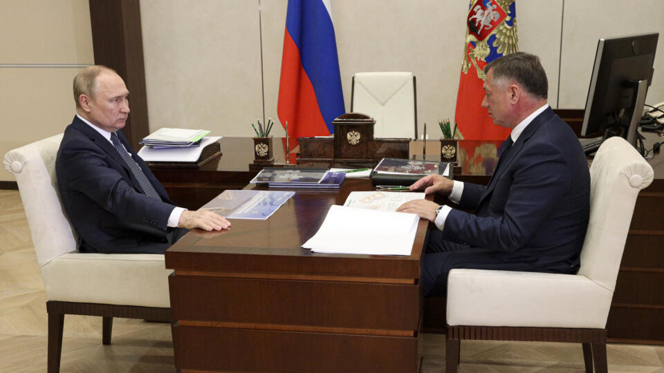 EBE 6 Moskva - Na snímke vľavo ruský prezident Vladimir Putin a vpravo ruský vicepremiér Marat Chusnullin počas stretnutia v rezidencii Novo-Ogarjovo pri Moskve 29. júla 2022. FOTO TASR/AP
Russian President Vladimir Putin listens to Deputy Prime Minister Marat Khusnullin during a meeting at the Novo-Ogaryovo residence outside Moscow, Russia, Friday, July 29, 2022. (Pavel Byrkin, Sputnik, Kremlin Pool Photo via AP)Russian President Vladimir Putin,
