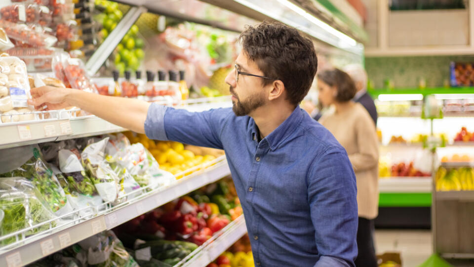 Young,Man,Shopping,In,Grocery,Store.,Side,View,Of,Focused