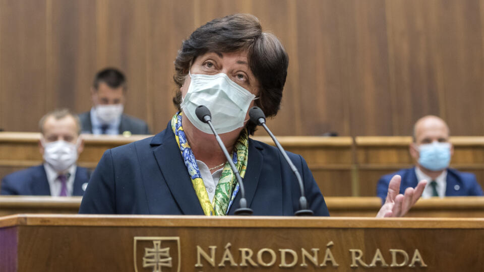 V stredu 13. mája 2020 si prezidentka SR Zuzana Čaputová prišla na zasadnutie parlamentu vypočuť správu o činnosti verejného ochrancu práv za minulý rok. Na snímke verejná ochrankyňa práv Mária Patakyová, ktorá vystúpila v sále parlamentu, aby informovala o činnosti verejného ochrancu práv za rok 2019. FOTO TASR - Martin Baumann