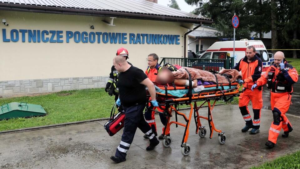 Poľskí záchranári troch ľudí stále nenašli.