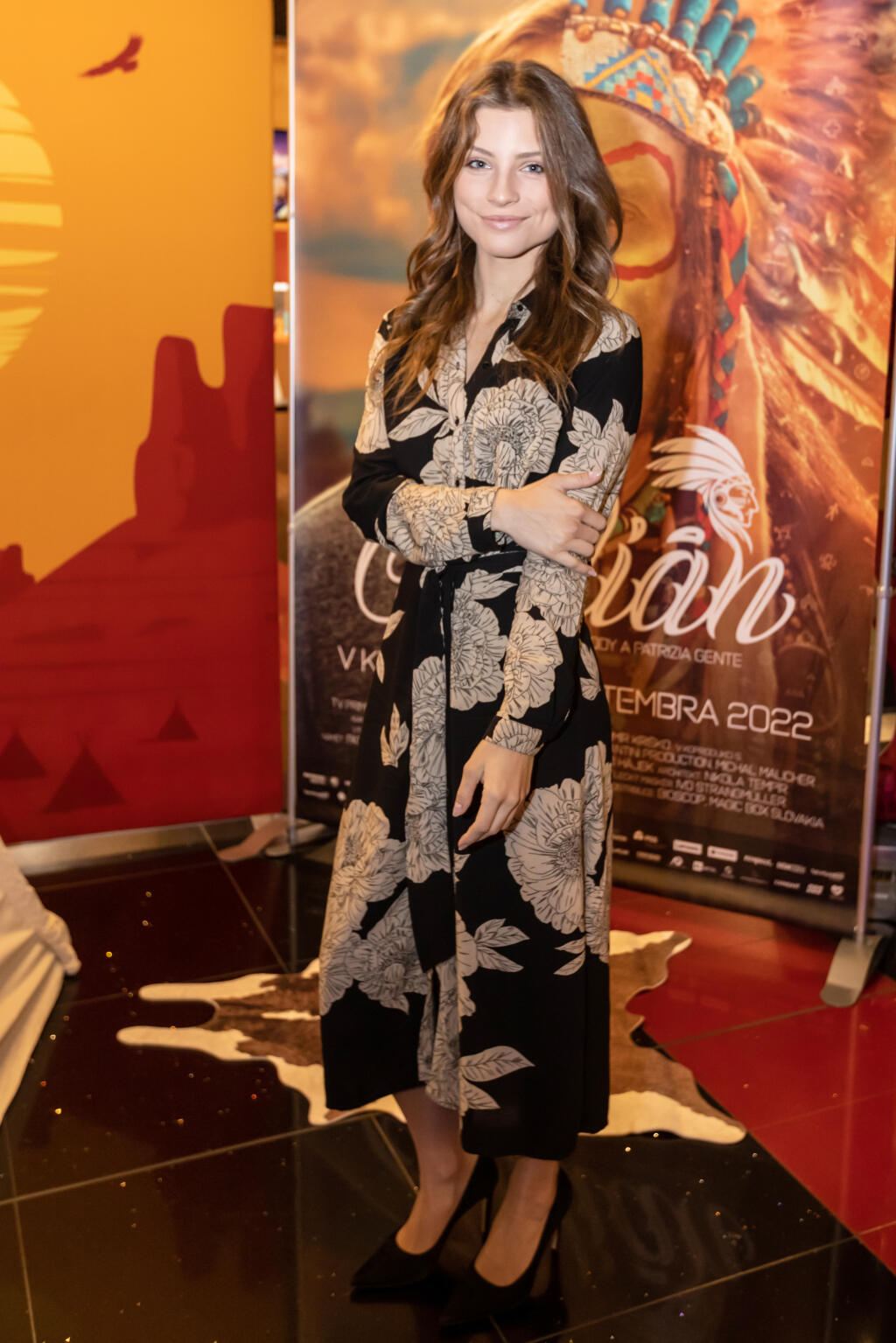 Herečka Zuzana Kraváriková si vo filme zahrala mladú matku Karola Rodena. Na premiéru si obliekla šaty pod kolená, vo filme ju ale divák uvidí takmer nahú.