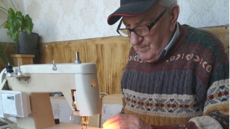 Bratislavský dôchodca Imrich Somogyi nečakal na pomoc, sám začal šiť rúška aj pre iných.
