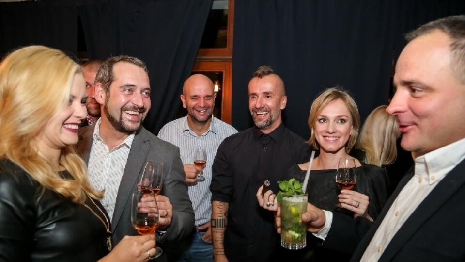 Martin Mňahončák (vľavo) prišiel s manželkou, Monika s manželom Jarom Bekrom.