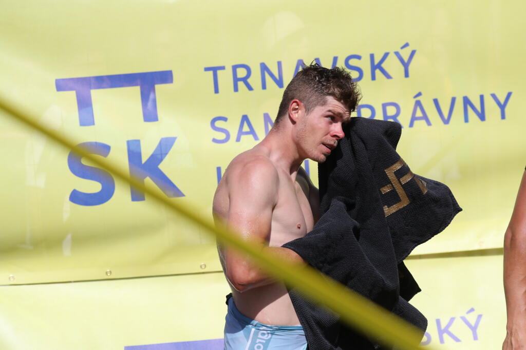 Nielen víťaz Juraj Sagan, ale všetci cyklisti bojovali s obrovským teplom. Saganovci predviedli hotový striptíz.
