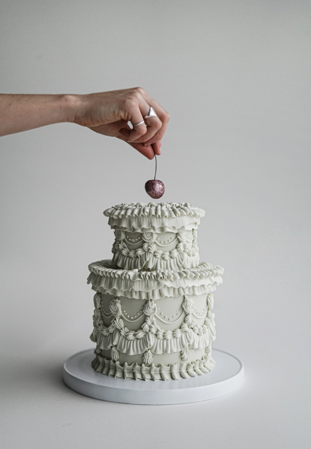 Metalická čerešnička ako bodka na hravej torte.