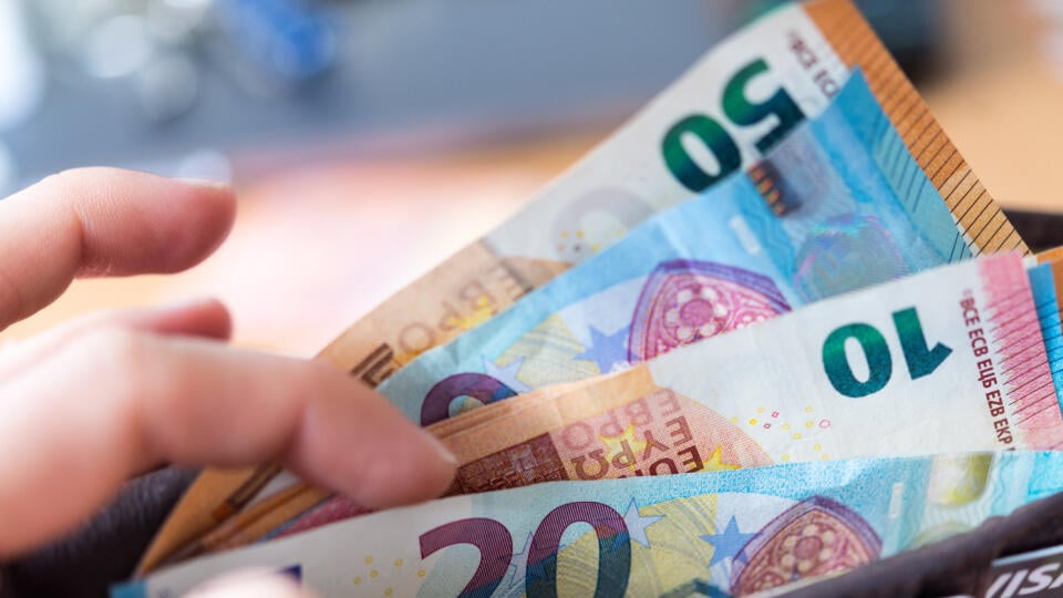 Eurové bankovky v peňaženke.