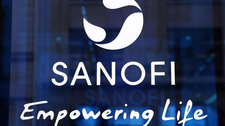 KK20 Paríž - Na archívnej snímke zo 7. februára 2019 logo farmaceutickej skupiny Sanofi v Paríži. Francúzska vláda považuje za