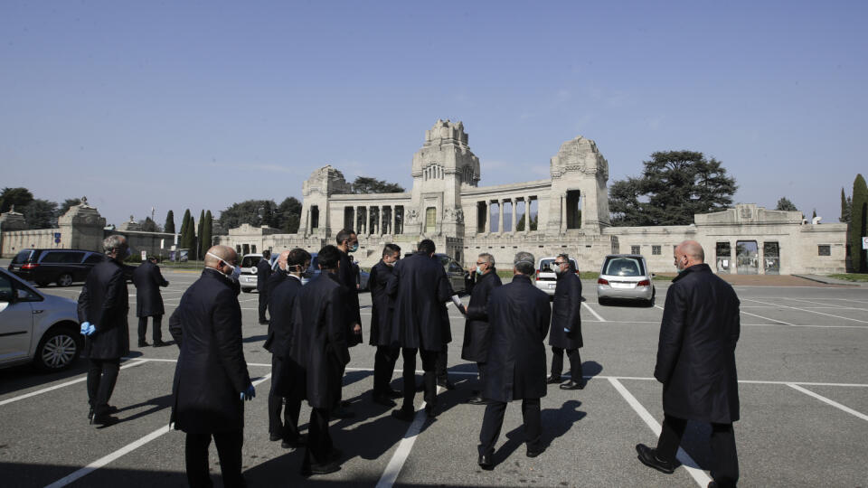 MIK 24 Bergamo - Pohrební zriadenci a nosiči truhiel stoja pred cintorínom Monumentale v Bergame, v Taliansku 17. marca 2020. Bergamo je jedným z najviac postihnutých miest koronavírusom v severnom Taliansku. FOTO TASR/AP

Pallbearers stand outside the Monumentale cemetery, in Bergamo, Italy, Tuesday, March 17, 2020. Bergamo is one of the cities most hit by the new coronavirus outbreak in northern Italy. For most people, the new coronavirus causes only mild or moderate symptoms. For some it can 