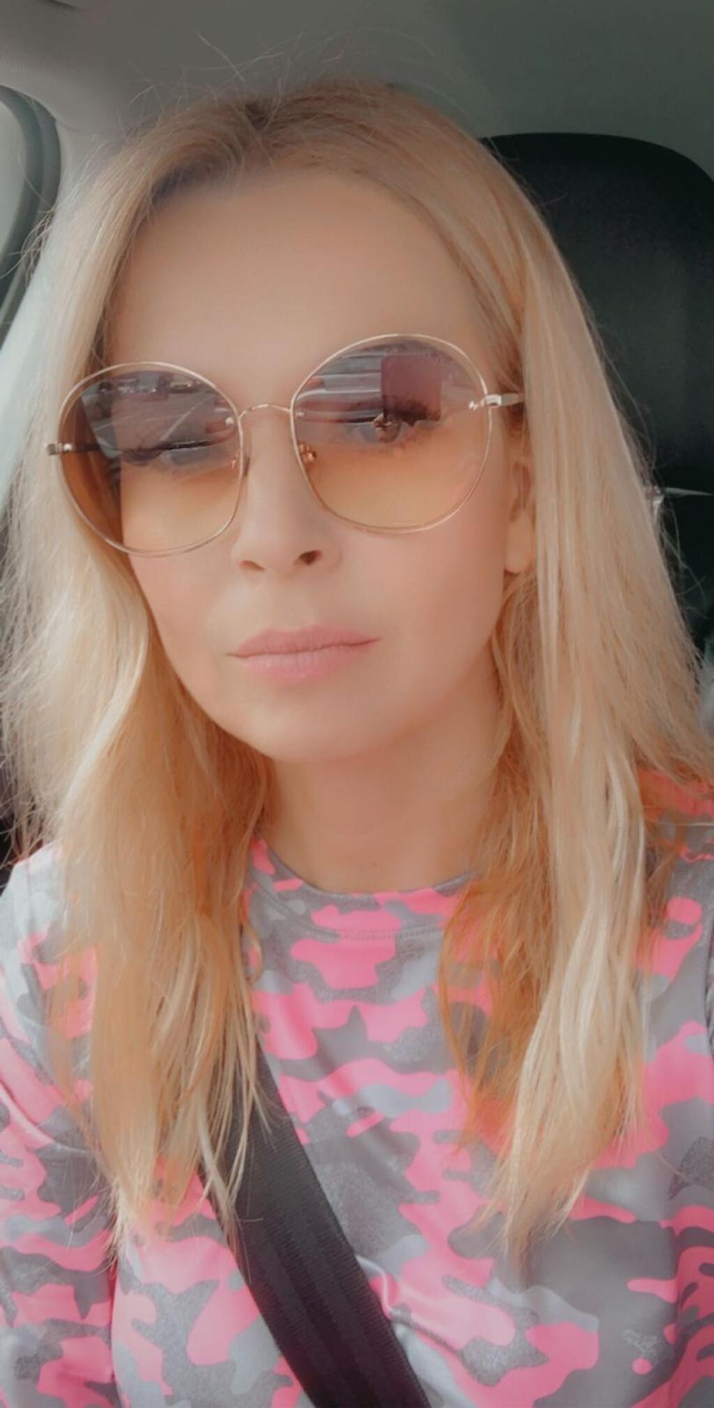 Marianna Ďurianová zbiera slnečné okuliare.