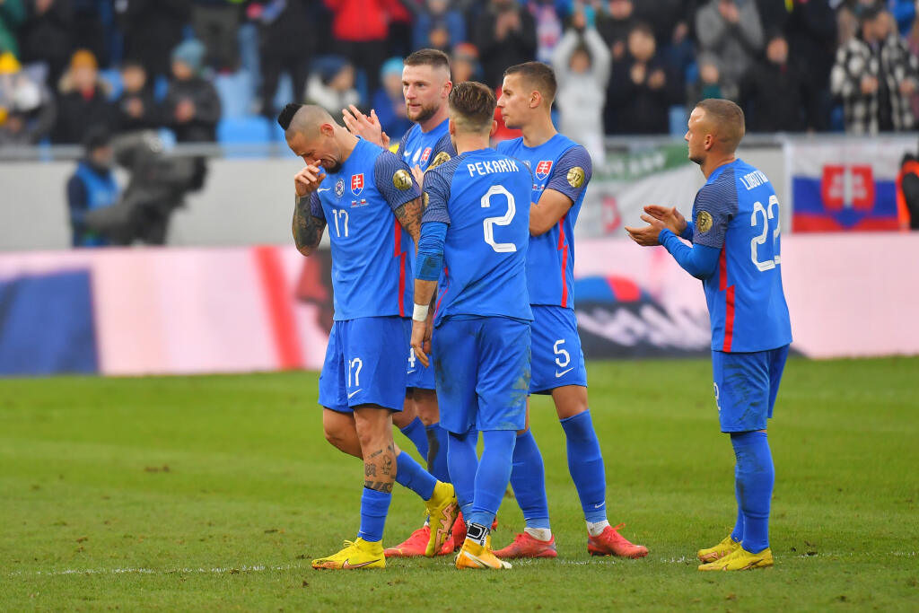 Na snímke slovenskí futbalisti zľava Marek Hamšík, Milan Škriniar, Peter Pekarík, Ľubomír Šatka a Stanislav Lobotka po prípravnom futbalovom zápase Slovensko - Čile v Bratislave 20. novembra 2022. Marek Hamšík sa v tomto zápase rozlúčil s reprezentačnou kariérou. FOTO TASR - Michal Svítok