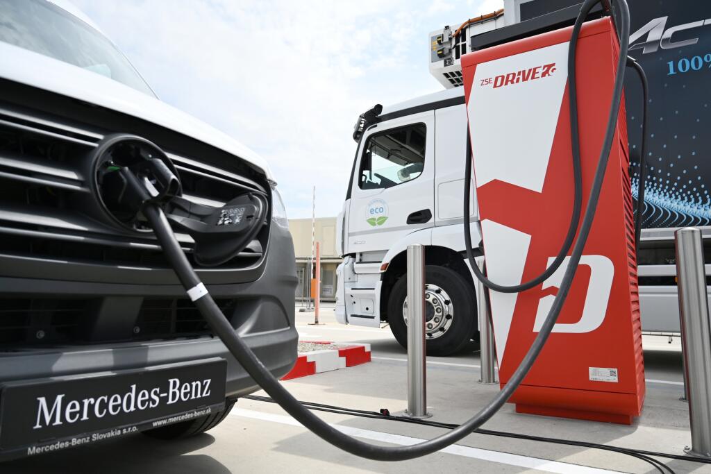 Na snímke nabíjacia stanica počas otvorenia prvej verejnej nabíjacej lokality ZSE Drive pre elektrické kamióny a dodávky v Trnave v pondelok 13. mája 2024. FOTO TASR - Lukáš Grinaj