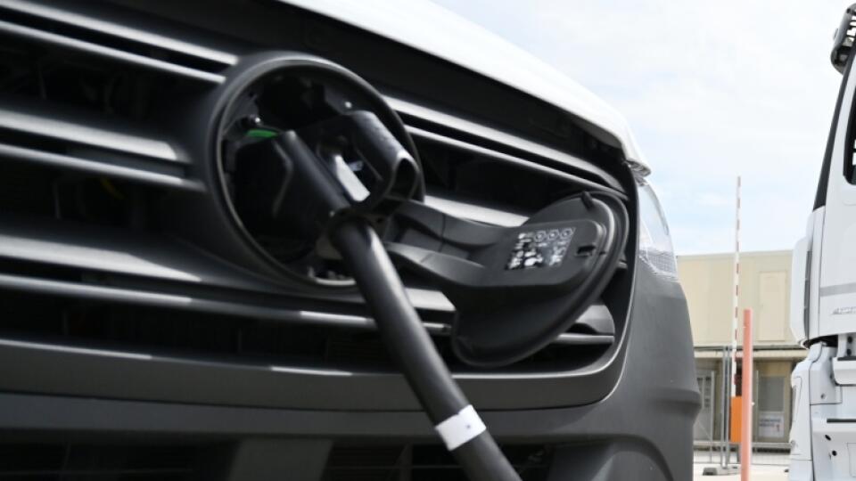 Na snímke nabíjacia stanica počas otvorenia prvej verejnej nabíjacej lokality ZSE Drive pre elektrické kamióny a dodávky v Trnave v pondelok 13. mája 2024. FOTO TASR - Lukáš Grinaj